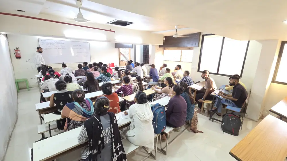 લેક્ચર · અનુભવી ફેકલ્ટી